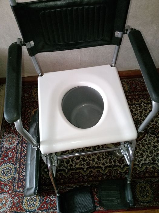 Інваліднє крісло та ходунки