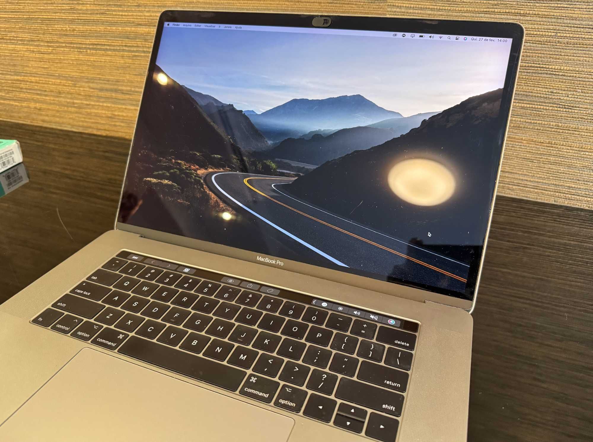 MACBOOK PRO 15-inch 250gb i7 RAM 16GB TOUCH BAR + Teclado