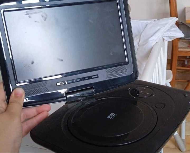 LOGIK portable dvd player 9"