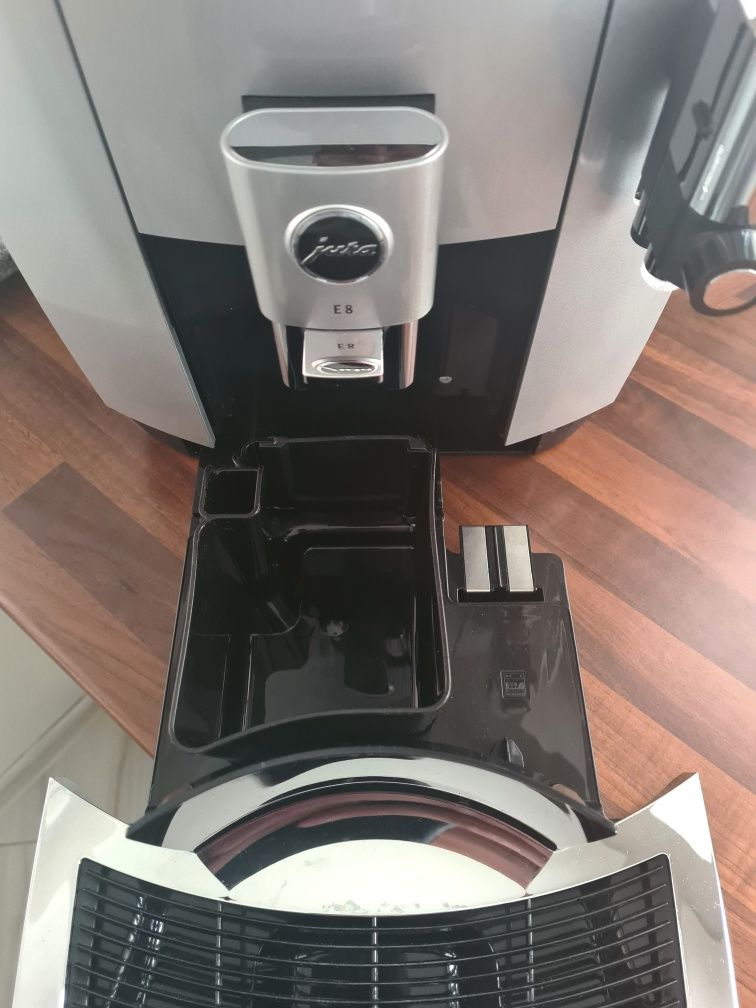 Ekspres do kawy Jura E8 2021r. 4966 kaw stan jak nowy komplet wysyłka