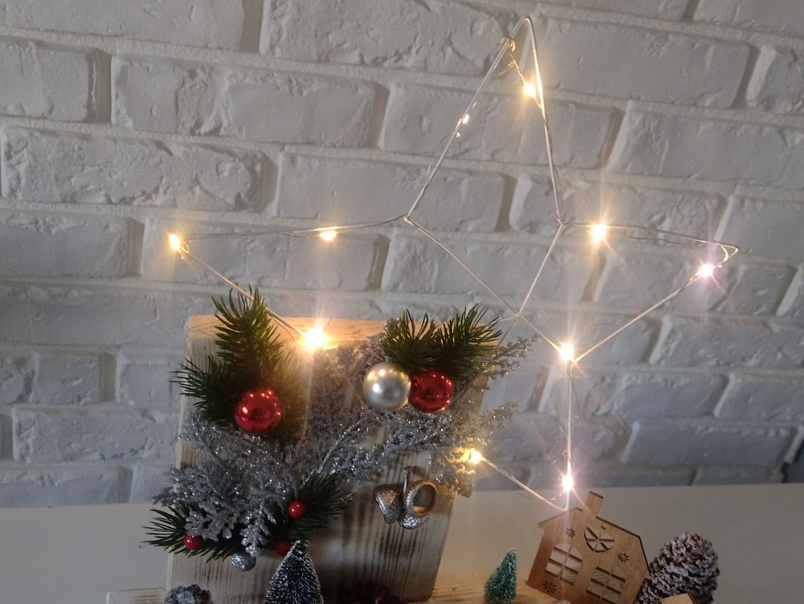 Stroik bożonarodzeniowy na drewnie lampki LED