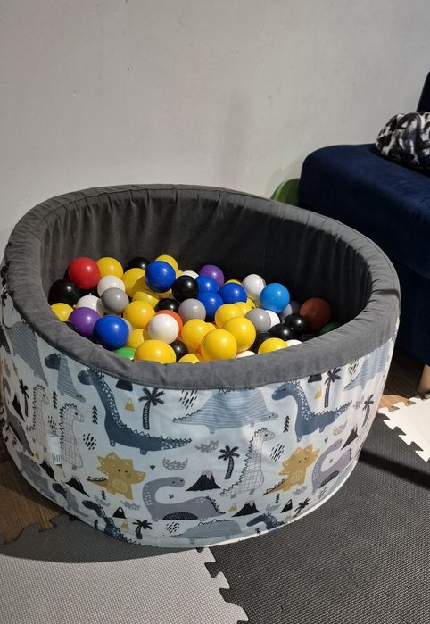 Suchy basen z kulkmi