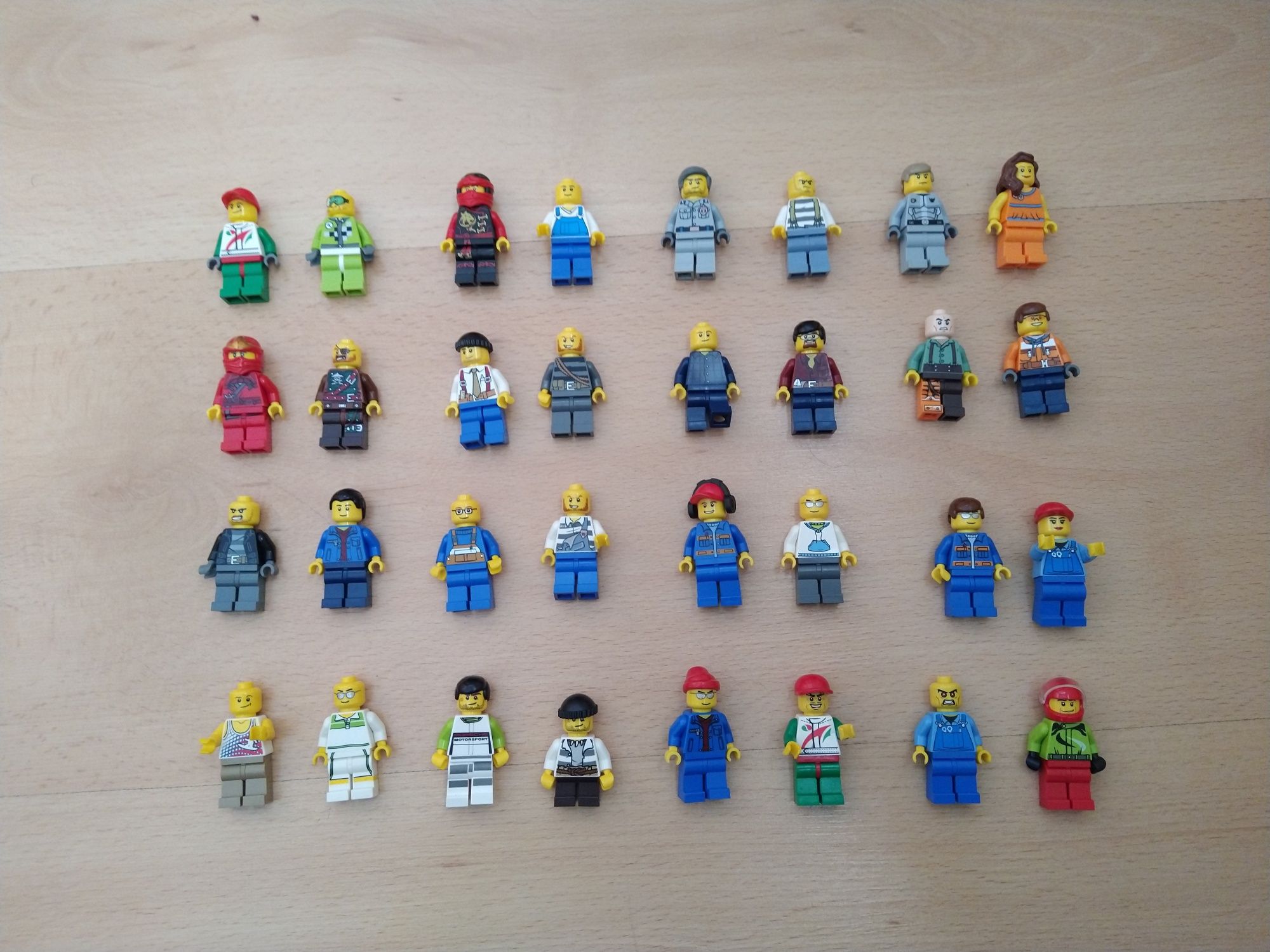 Caixa conjunto de minifiguras LEGO, acessórios diversos e motas