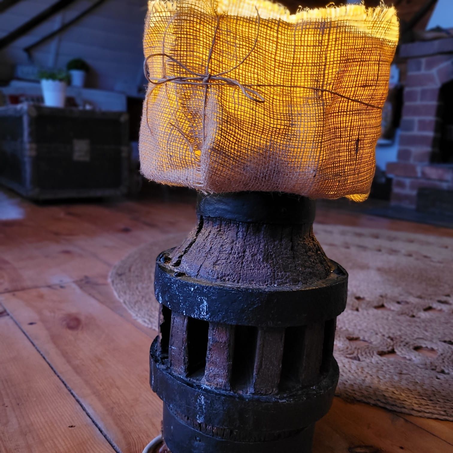 Lampka z piasty drewnianego koła