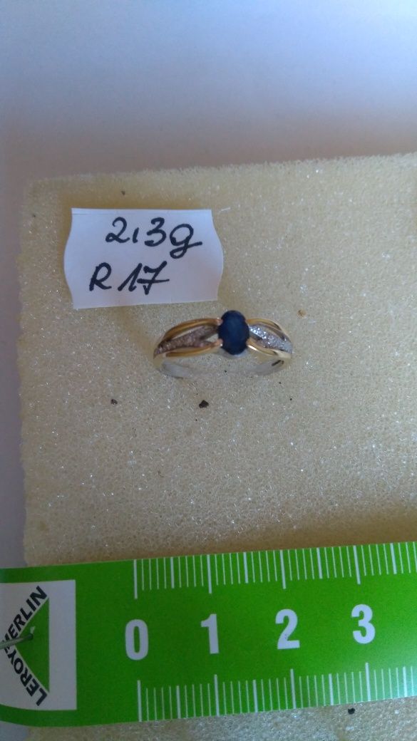 Pierścionek złoty z diamentami i szafirem w cenie 3200 zł.