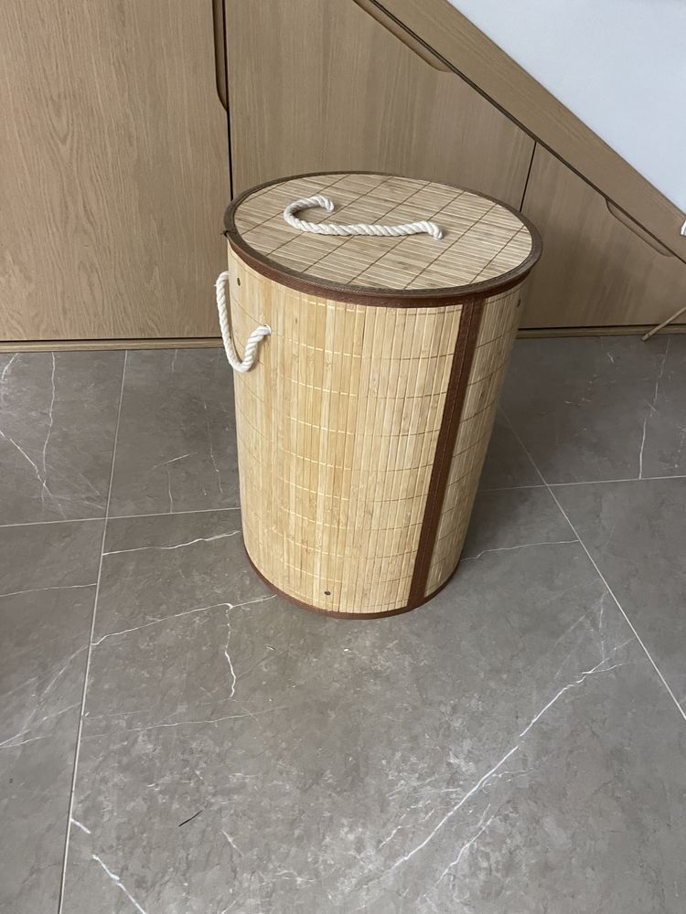 Cesto de roupa em palha forrado no interior a pano