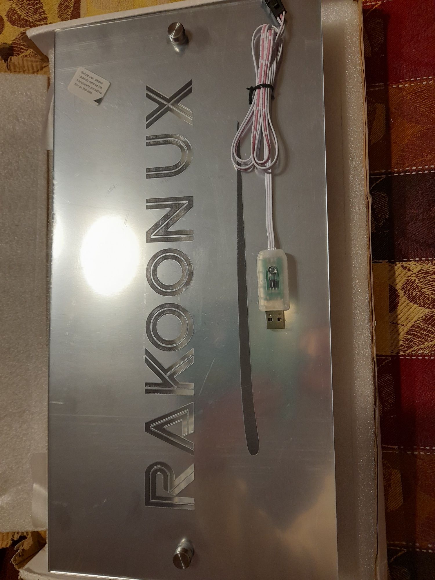 Lampa led wewnętrzna z napisem.