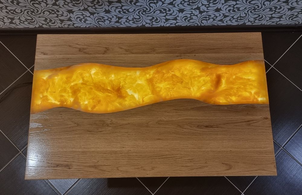 Стол журнальный дубовый с подсветкой
