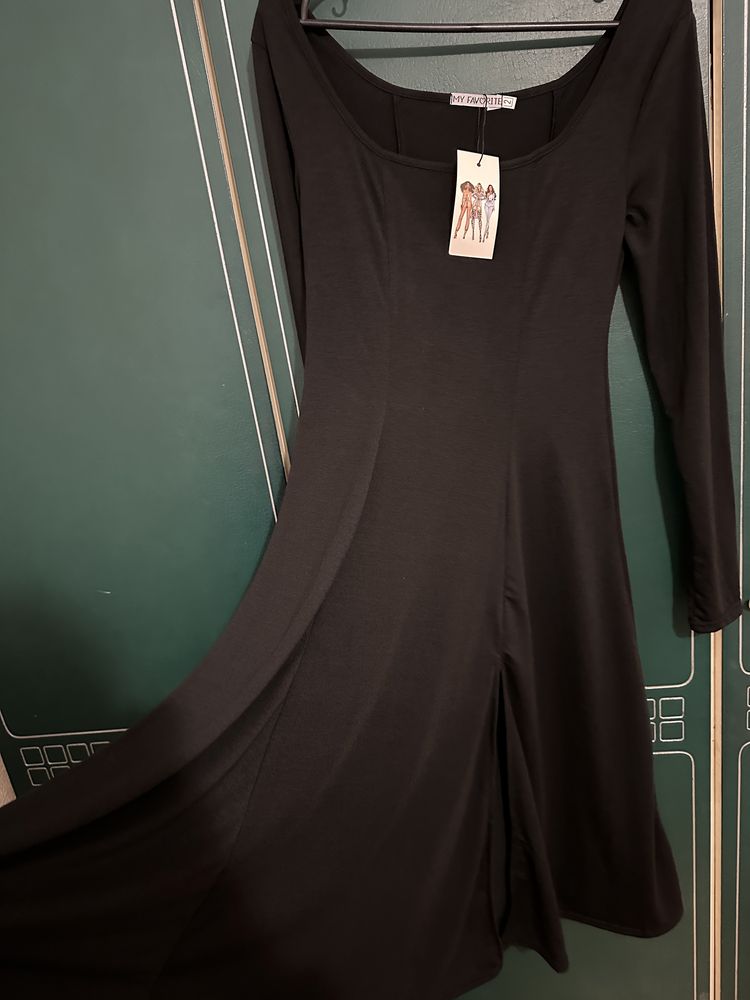 Чорне плаття міді з розрізом