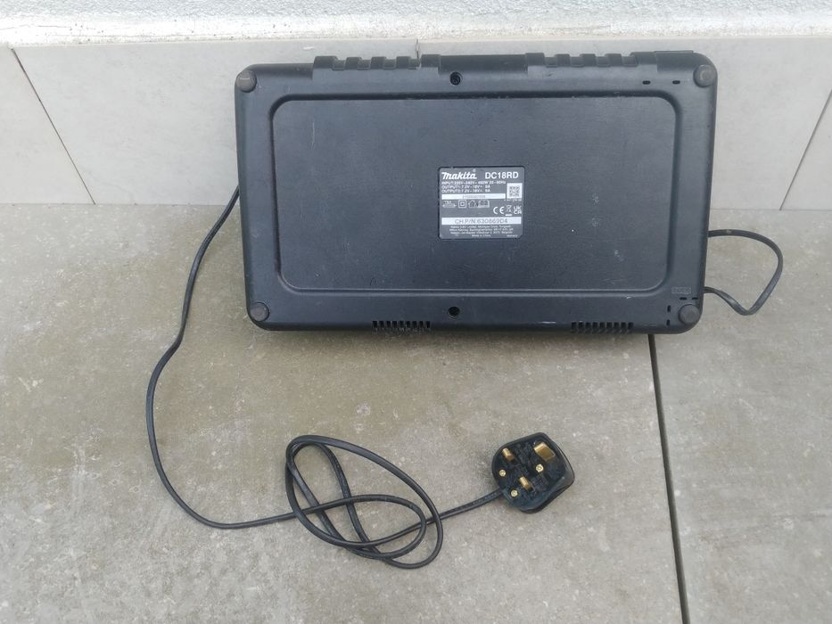 MAKITA DC18RD Dwuportowa szybka ładowarka 7.2V-18V