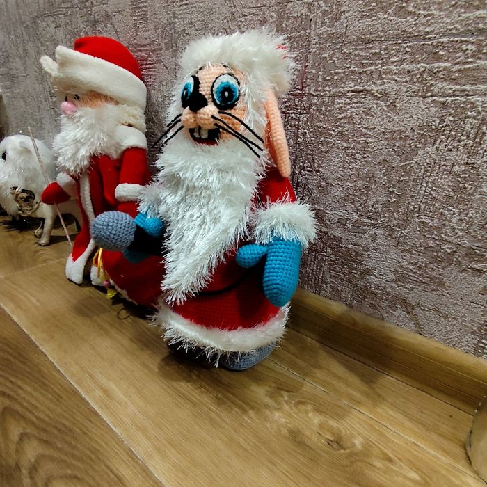 Вязаные Дедмороз и заяц из ну погоди .