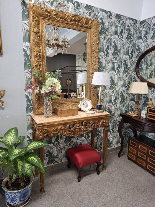 Coniunto de consola antiga com espelho de grande dimensão.