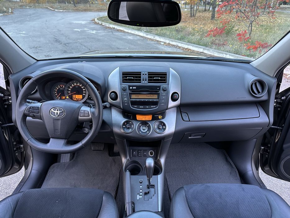 Продам Toyota RAV4 2011 год