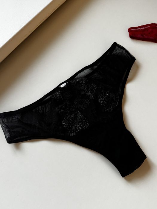 Гарні трусики червоні та чорні