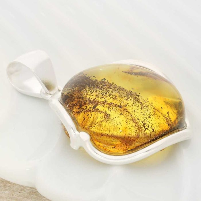 Srebrna zawieszka z bursztynem pr.925