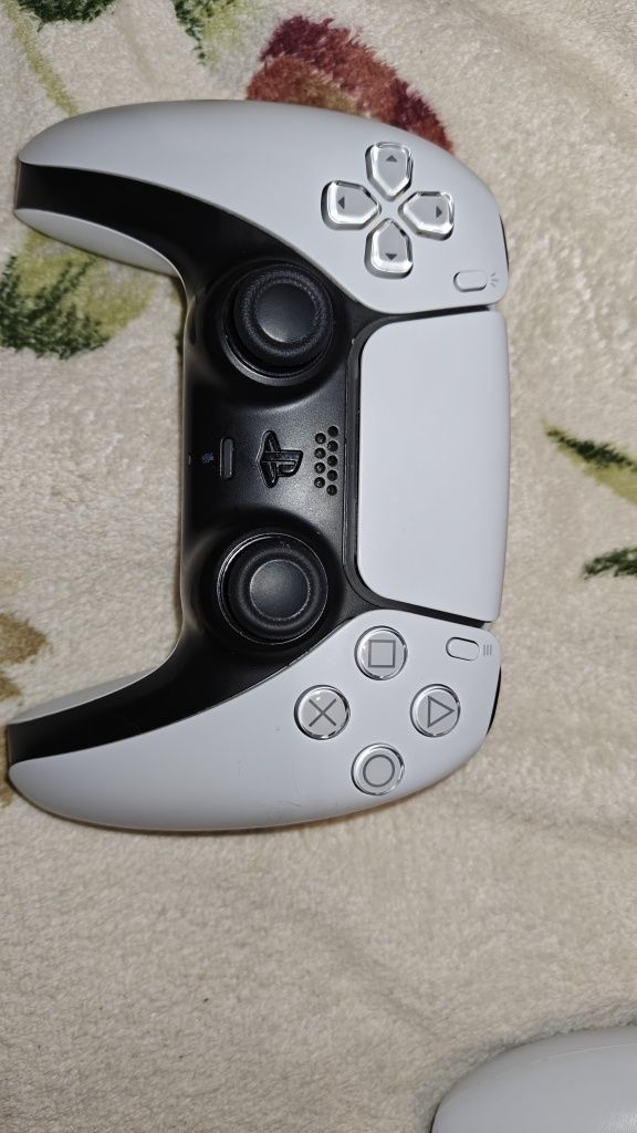 Продам ps 5 в идеальном состоянии с 2-мя геймпадами
