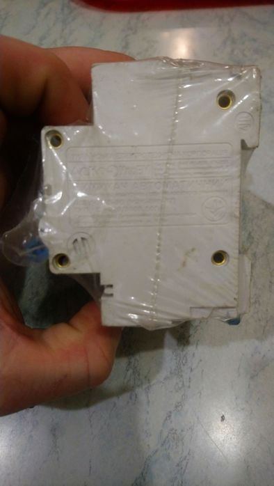 Автоматичний вимикач D100