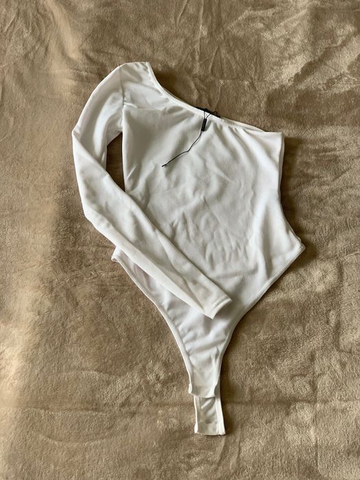 Біла кофта на один рукав