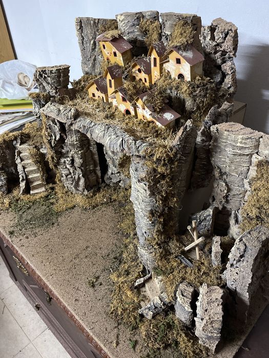 Presépio típico em madeira e cortiça, iluminado 90x60x50cm