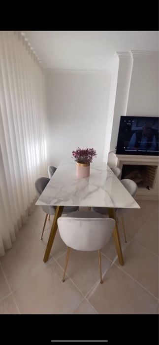 Mesa de jantar com tampo efeito marmore e pernas douradas