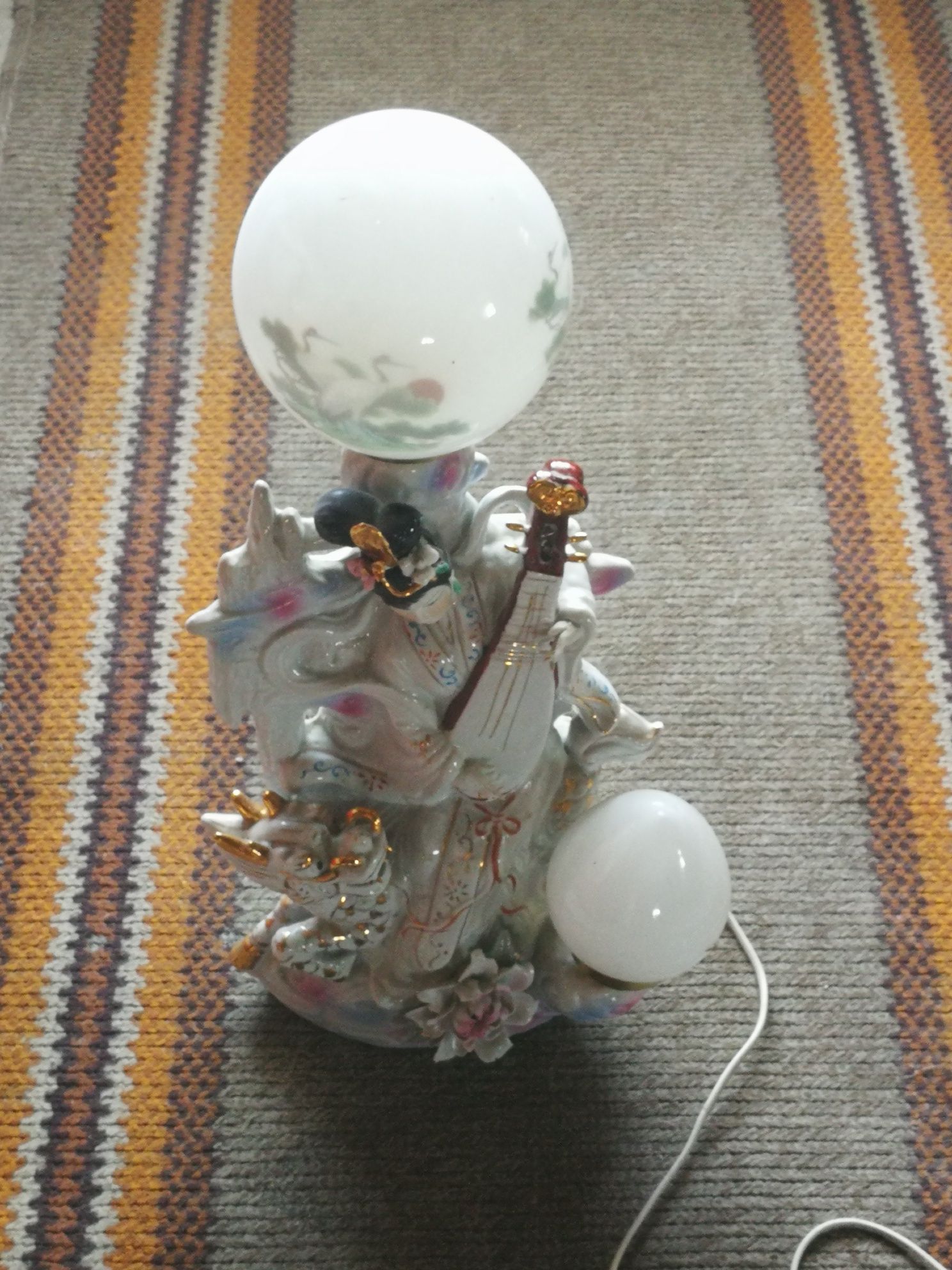 Ozdobna lampa porcelanowa