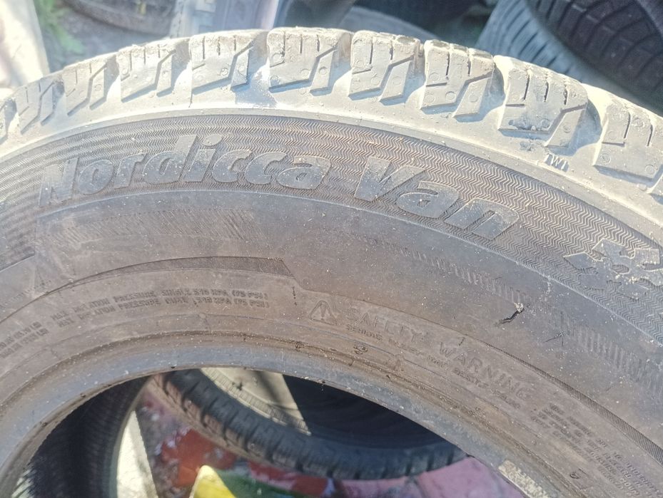 Opona pojedyncza zimowa 225/70/15C