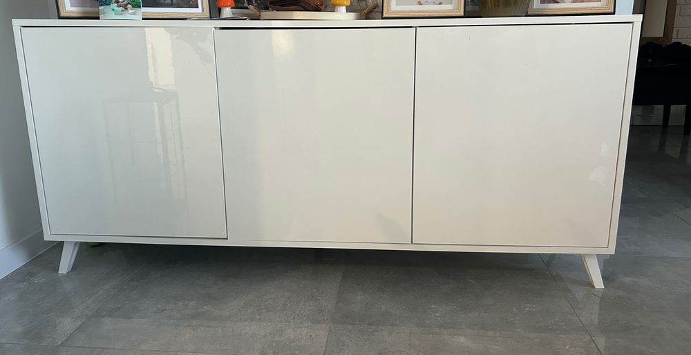 Komoda i szafka RTV Sanayi na nóżkach biały połysk