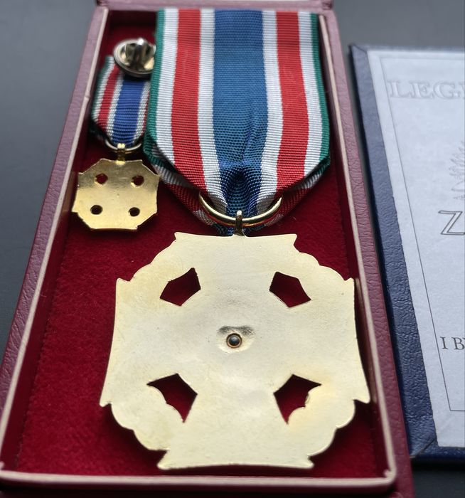 Medal Za Zasługi dla Związku Kombatantów RP z legitymacją i miniaturką