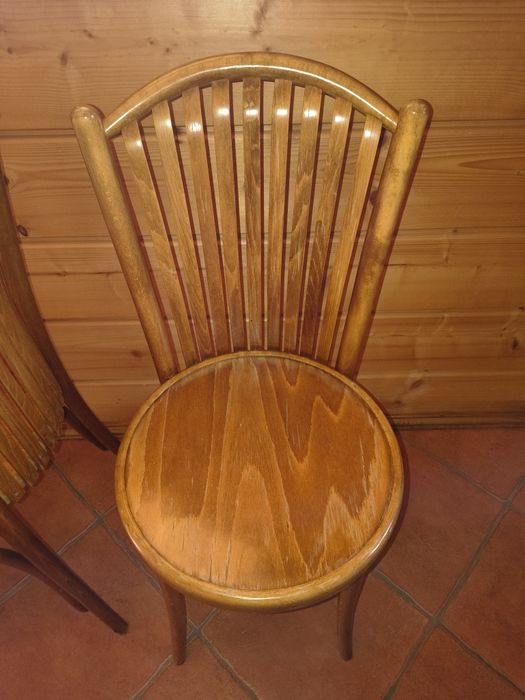Drewniane krzesła gięte typu thonet