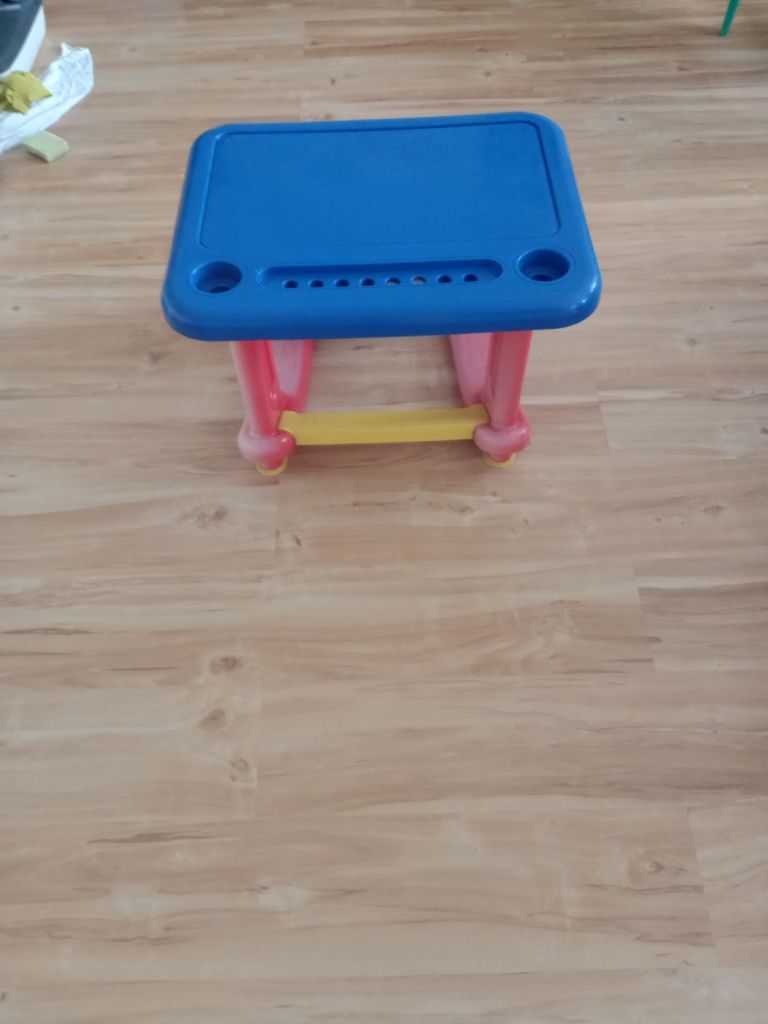 Sprzedam stolik używany dla dzieci w kolorze czerwono_ niebieskim