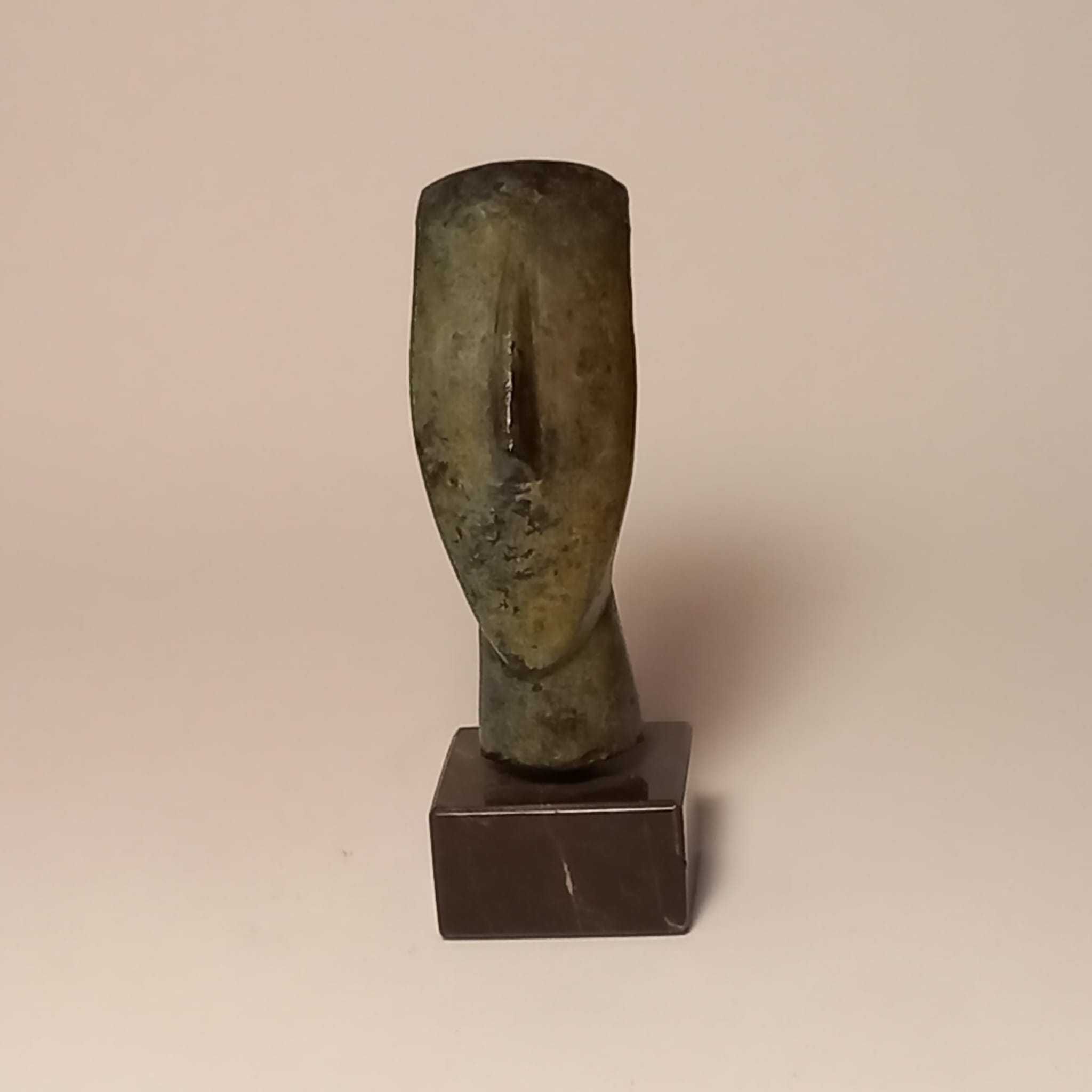 Cabeça grega cicládica em bronze com base