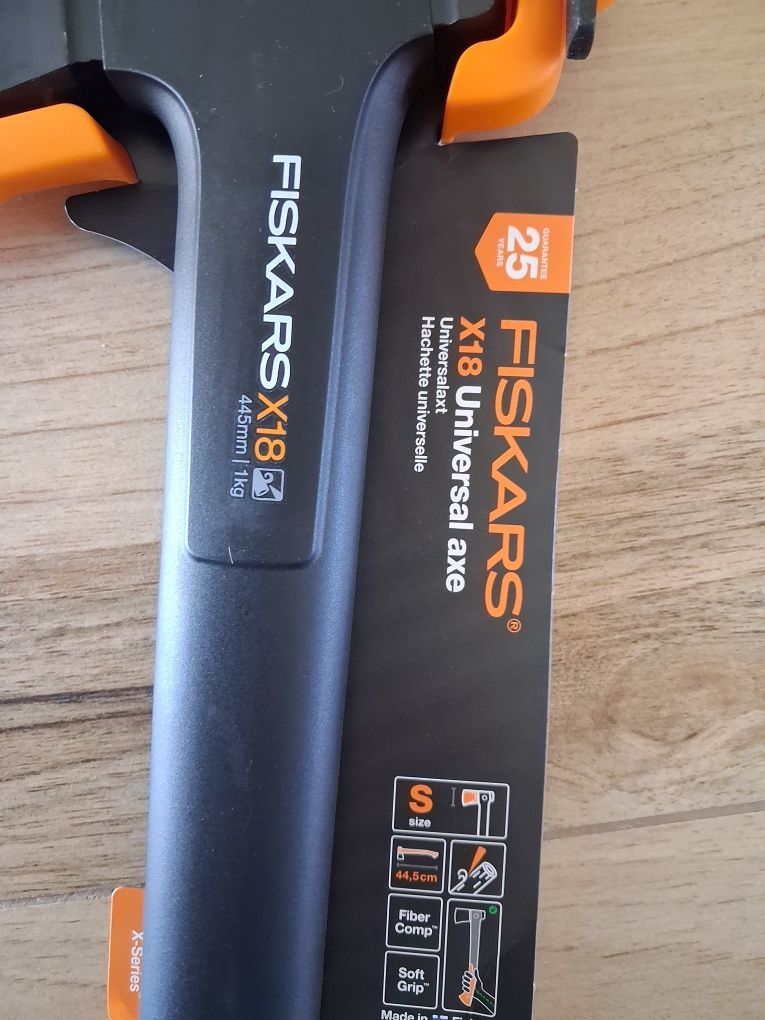 Siekiera Fiskars x18 x series