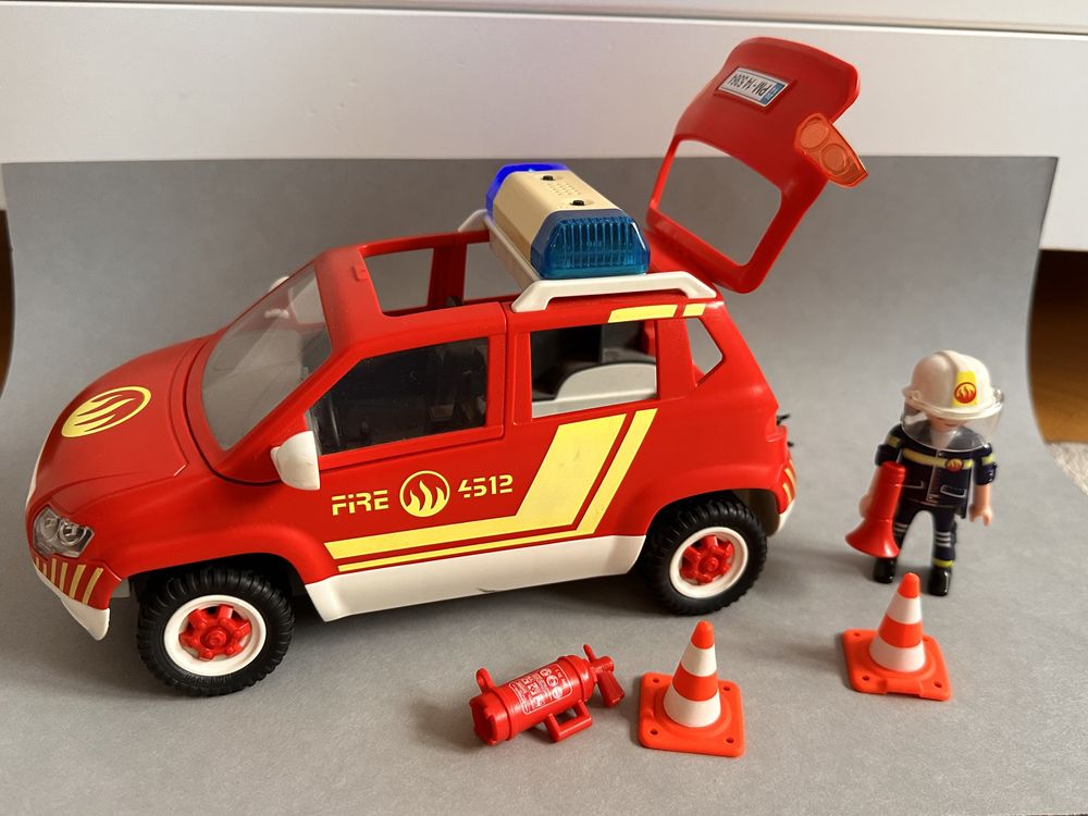 Samochód komendanta straży pożarnej Playmobil ze światłami i dźwiękiem