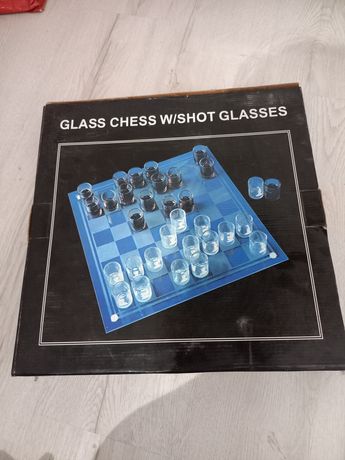 Szklane szachy z kieliszkami