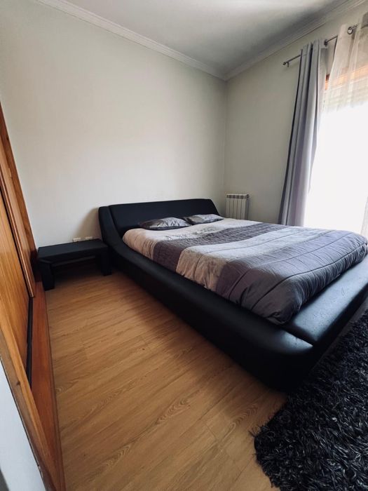 Cama 190/140 com mesinha cabeceira