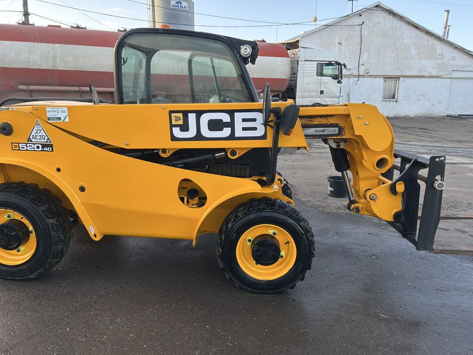 Телескопічний навантажувач JCB 520-40 4WS