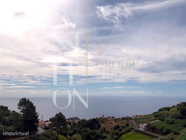 Moradia com vista e enorme garagem.