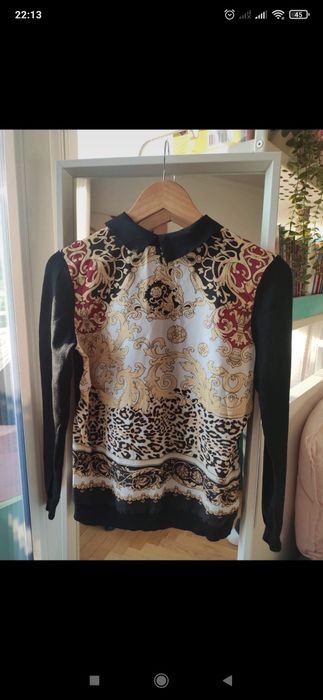 Sweterkowy top z kołnierzykiem z printem panterka złote ornamenty