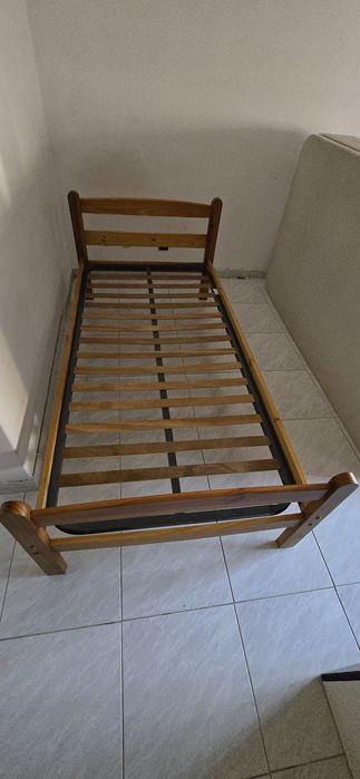 Estrutura de cama em pinho e estrado 1,90x90