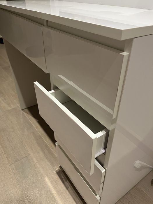 Toaletka kosmetyczna z szyfladami