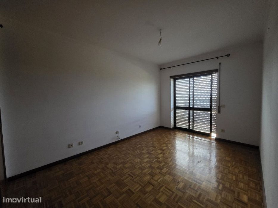 Apartamento T3 com garagem em zona do Loreto