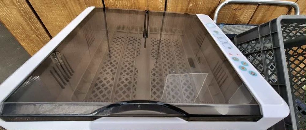 Vendo chocadeira . 

Incubadora de ovo