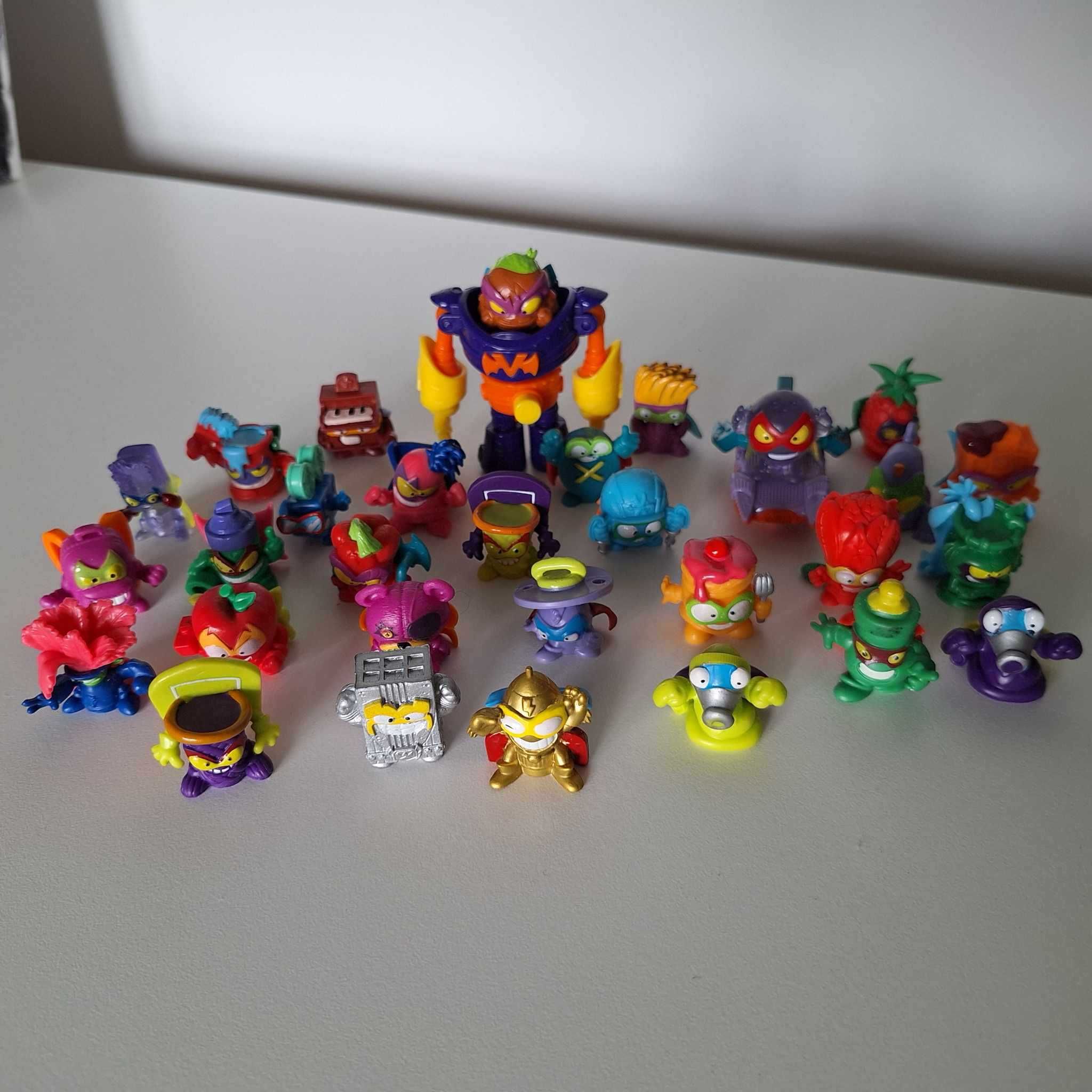 Zestaw figurek Super Zings z pojazdami i bazą