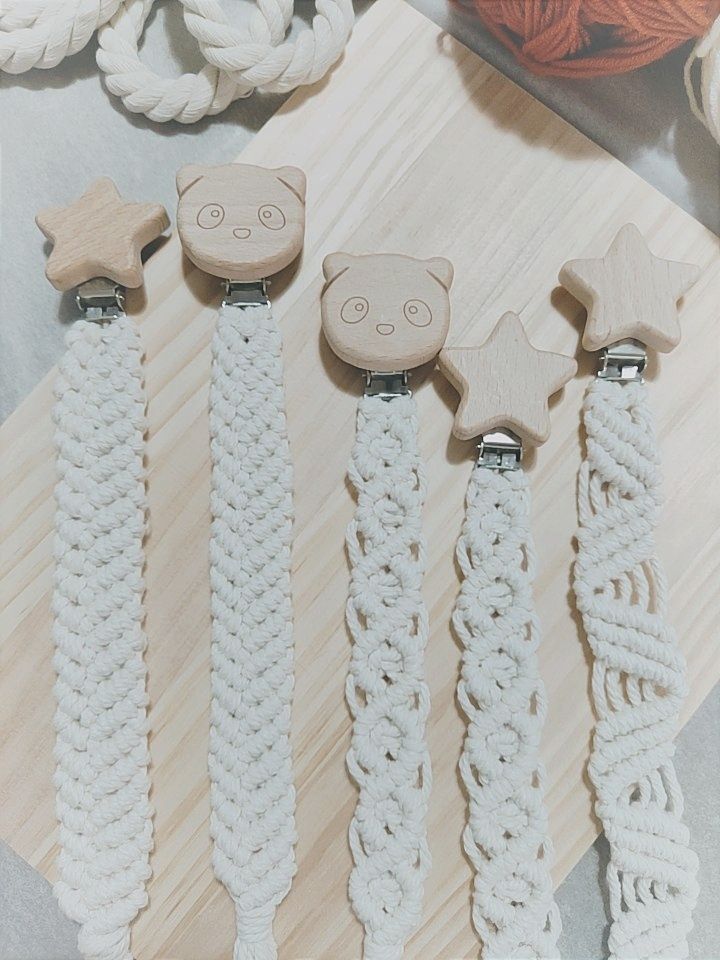 Prende-chupetas em macrame