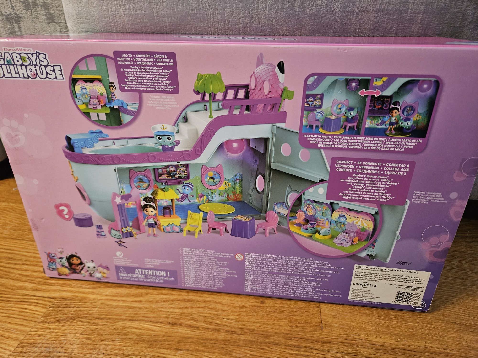 Barco da Gabby's Dollhouse com duas janelas extra