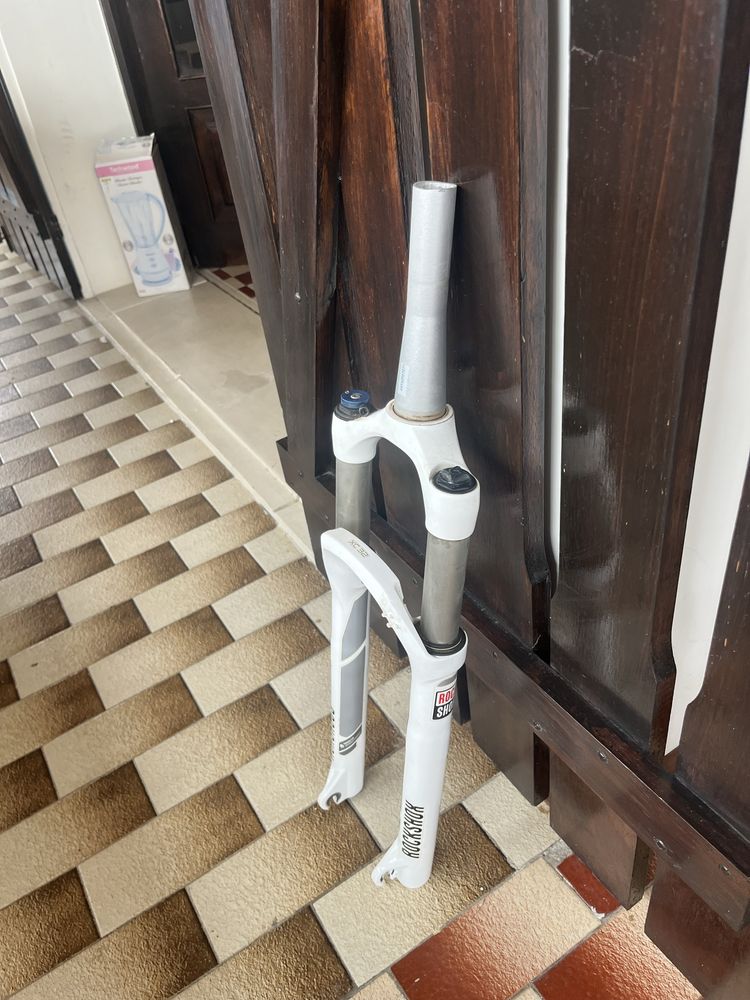 Vendo suspensaō com algumas  marcas de uso