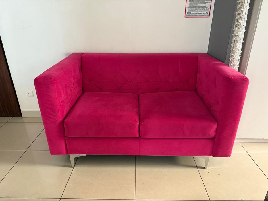 różowa sofa ze srebnymi nóżkami