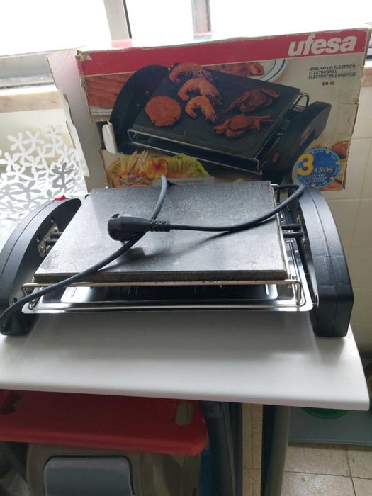 Grelhador eléctrico Ufesa de pedra fundida