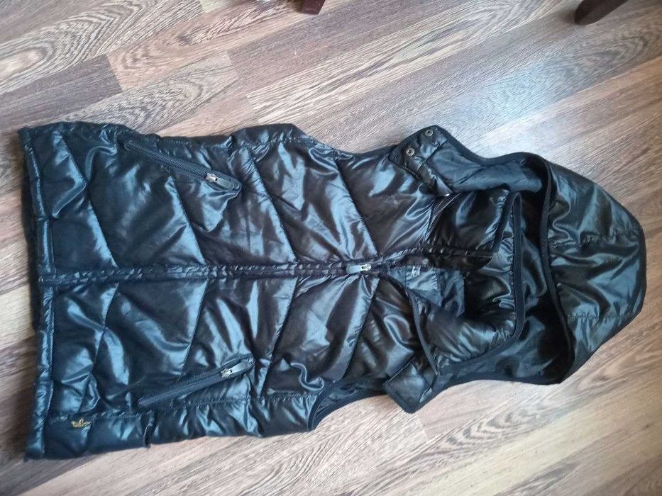 Жилет теплый черный  с капюшоном на 36 размер (европейский)