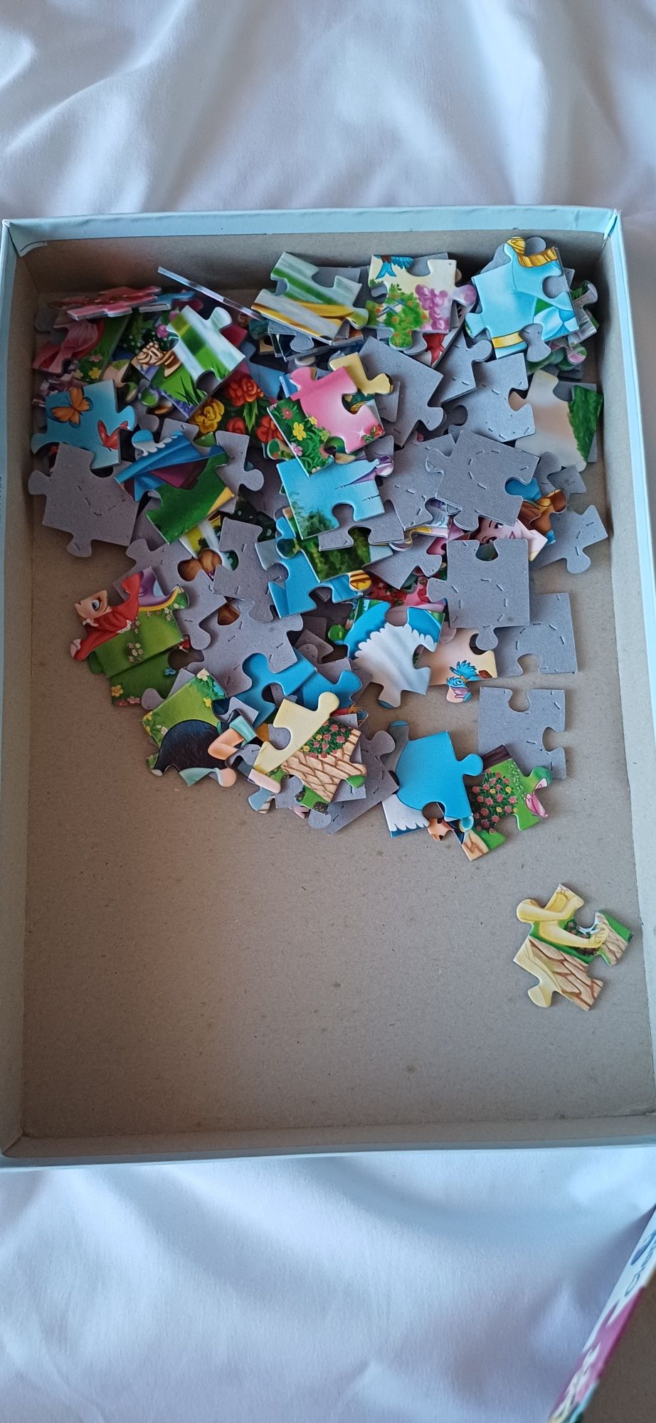 Dois puzzles de princesas, cada um 60 peças
